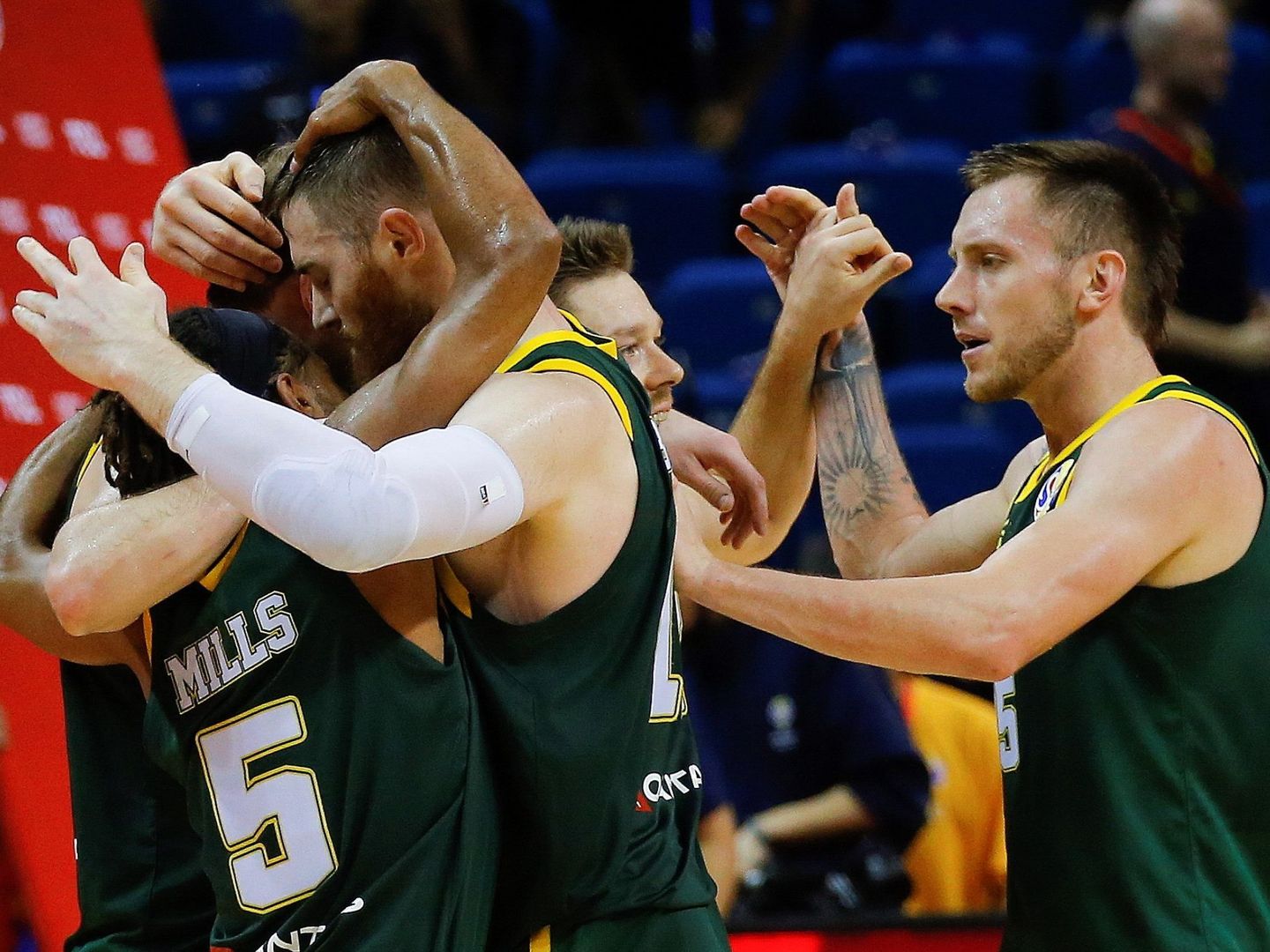 Nanjing (China), 09 09 2019.- Australia players celebrate during the FIBA Basketball World Cup 2019 second round group L match between France and Australia in Nanjing, China, 09 September 2019. (Baloncesto, Francia) EFE EPA FAZRY ISMAIL