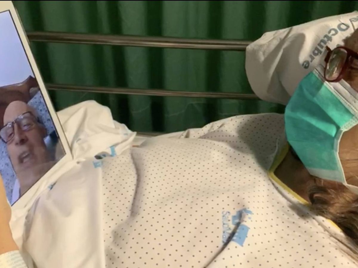 Foto: Una de las primeras pacientes en usar una 'tablet' para poder hablar con su familia.