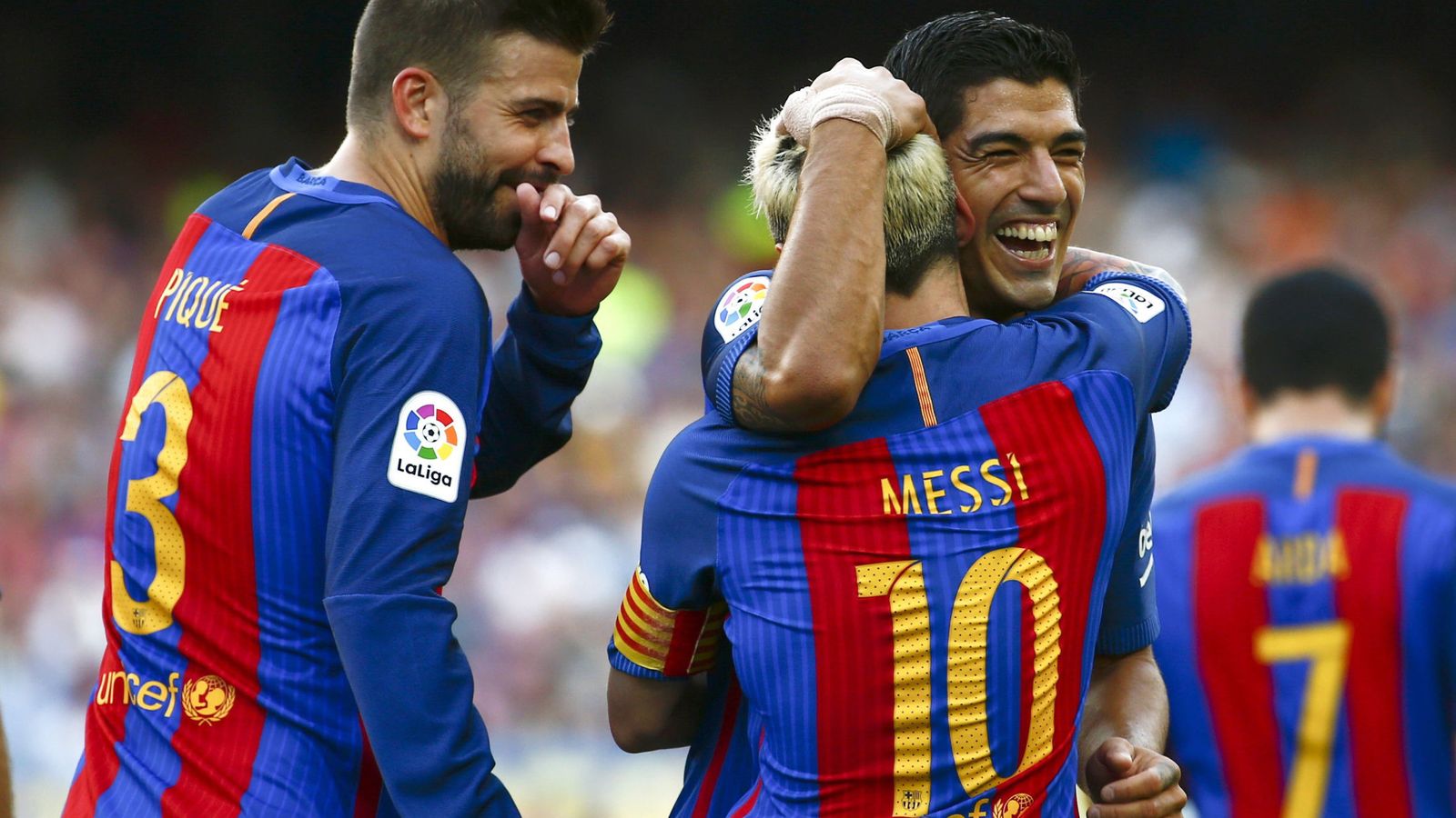 Foto: Piqué y Luis Suárez celebran con Messi un gol del argentino. (EFE)