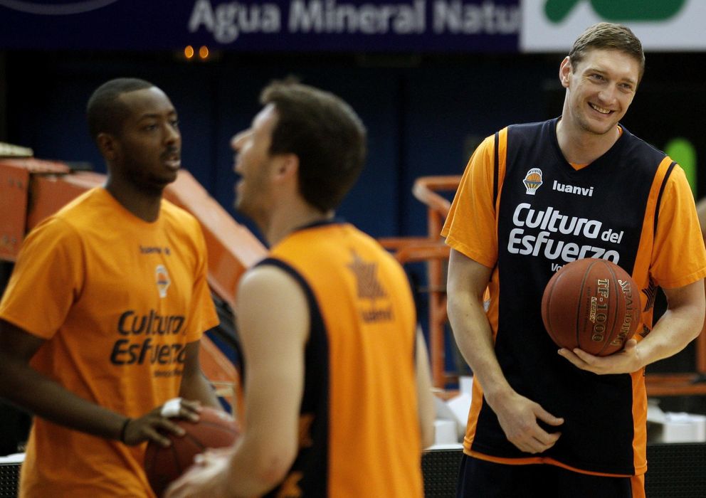 Foto: Serhiy Lishchuk, durante el entrenamiento del Valencia Basket en La Fonteta (Efe).