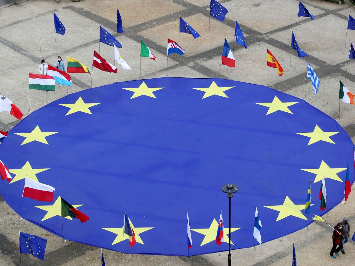 Foto: Bandera de la Unión Europea en Bruselas. (Reuters)
