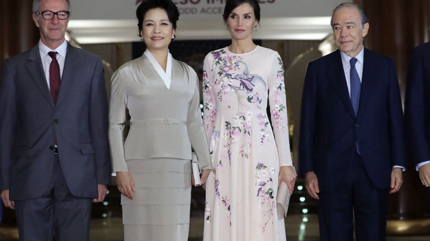 La reina Letizia y Peng Liyuan, junto a otras autoridades, en su visita al Teatro Real. (EFE)