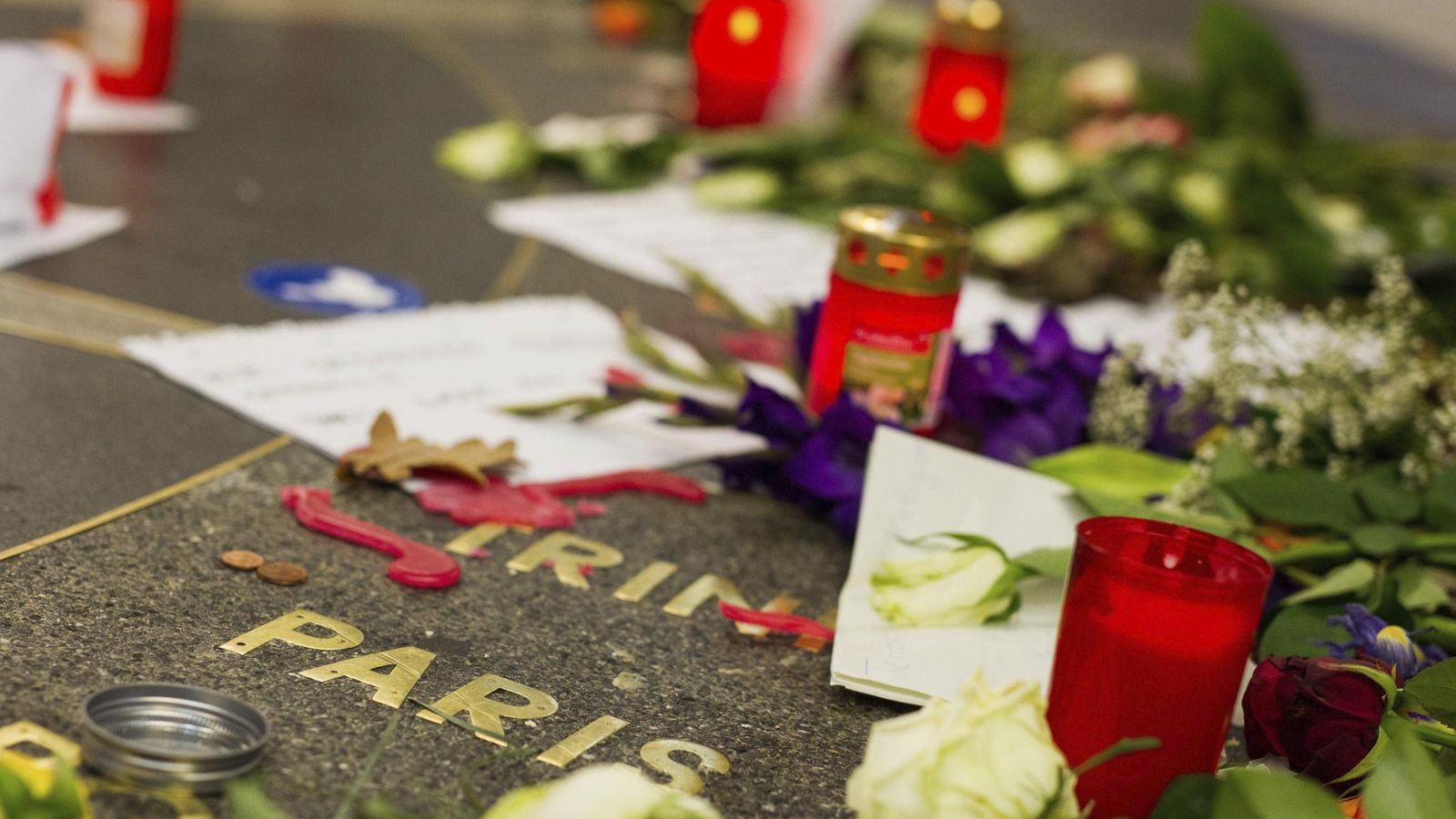 Foto: Flores, mensajes y velas dejados en una zona peatonal del centro de Hannover (Alemania) en memoria de las víctimas de los atentados de París. (EFE)