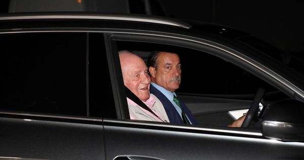 Foto: El rey Juan Carlos a su llegada este viernes a la Clínica Quirón. (EFE)