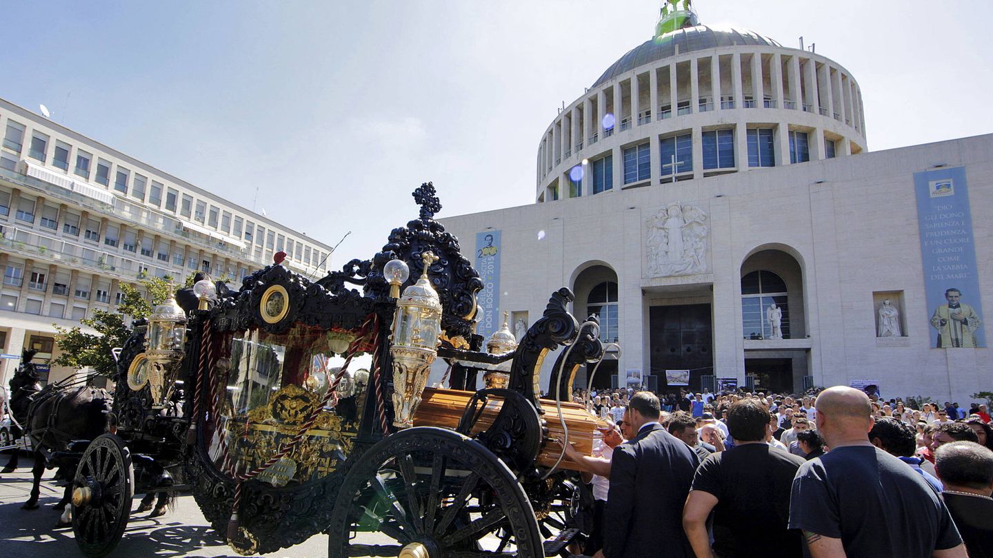 Una carroza traslada el ataúd de Vittorio Casamonica a una basílica en los suburbios de Roma, en agosto de 2015. (Reuters) 