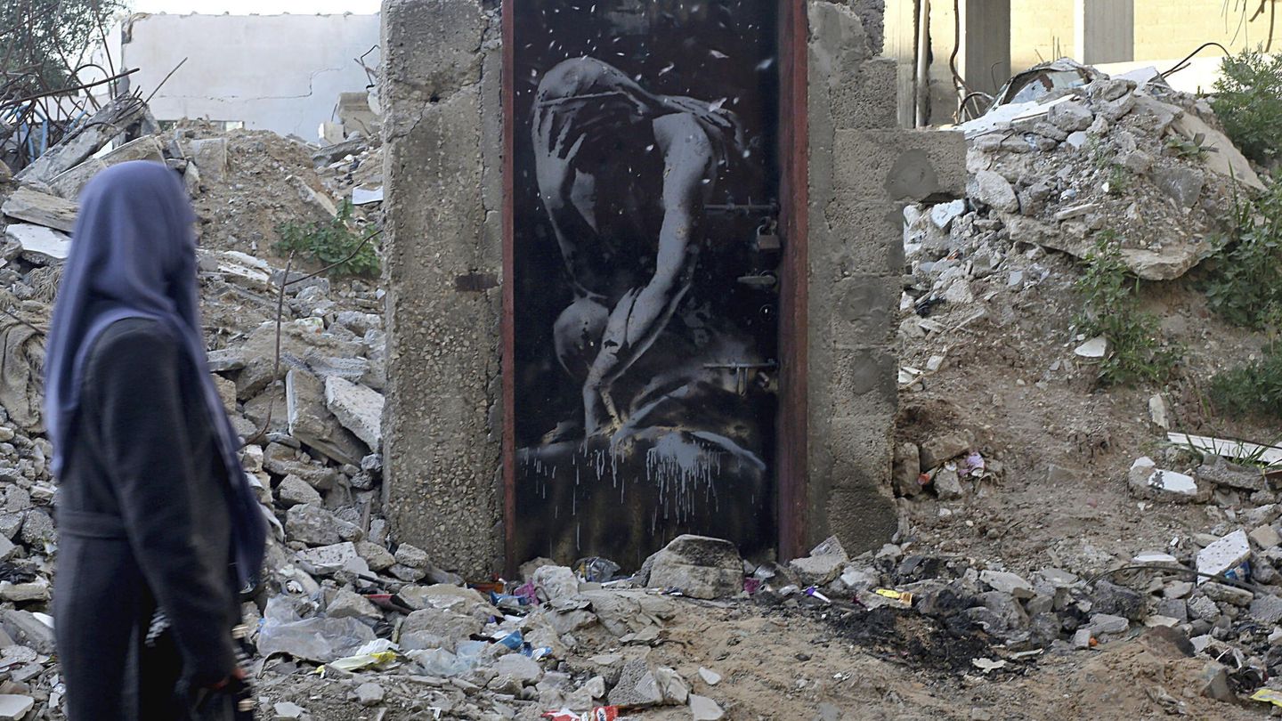 Otra de las obras de Banksy, esta vez en Gaza. (Reuters)