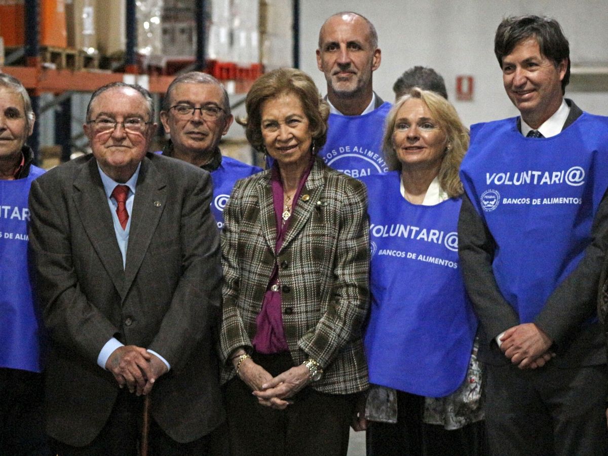 Foto: La reina Sofía visita las instalaciones del Banco de Alimentos de Huelva. (Europa Press/A.Pérez)