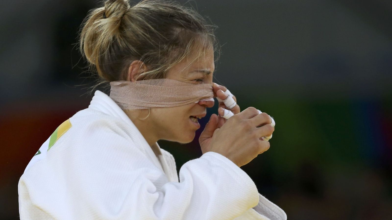 Foto: Laura Gómez sufrió un golpe en la cara durante su primer combate (Toru Hanai/Reuters)