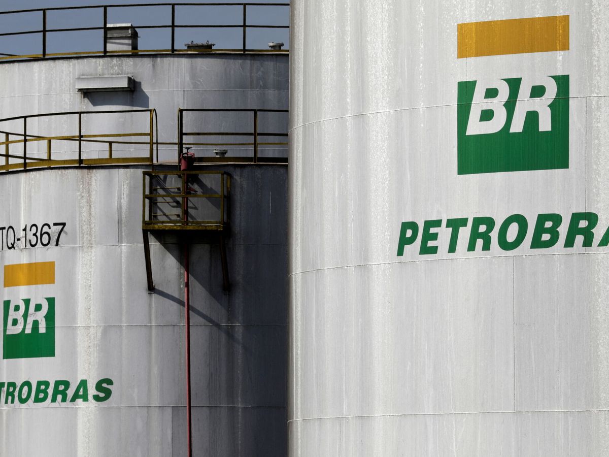 Foto: Tanques de almacenaje en una refinería de Petrobras. (Reuters/Paulo Whitaker)