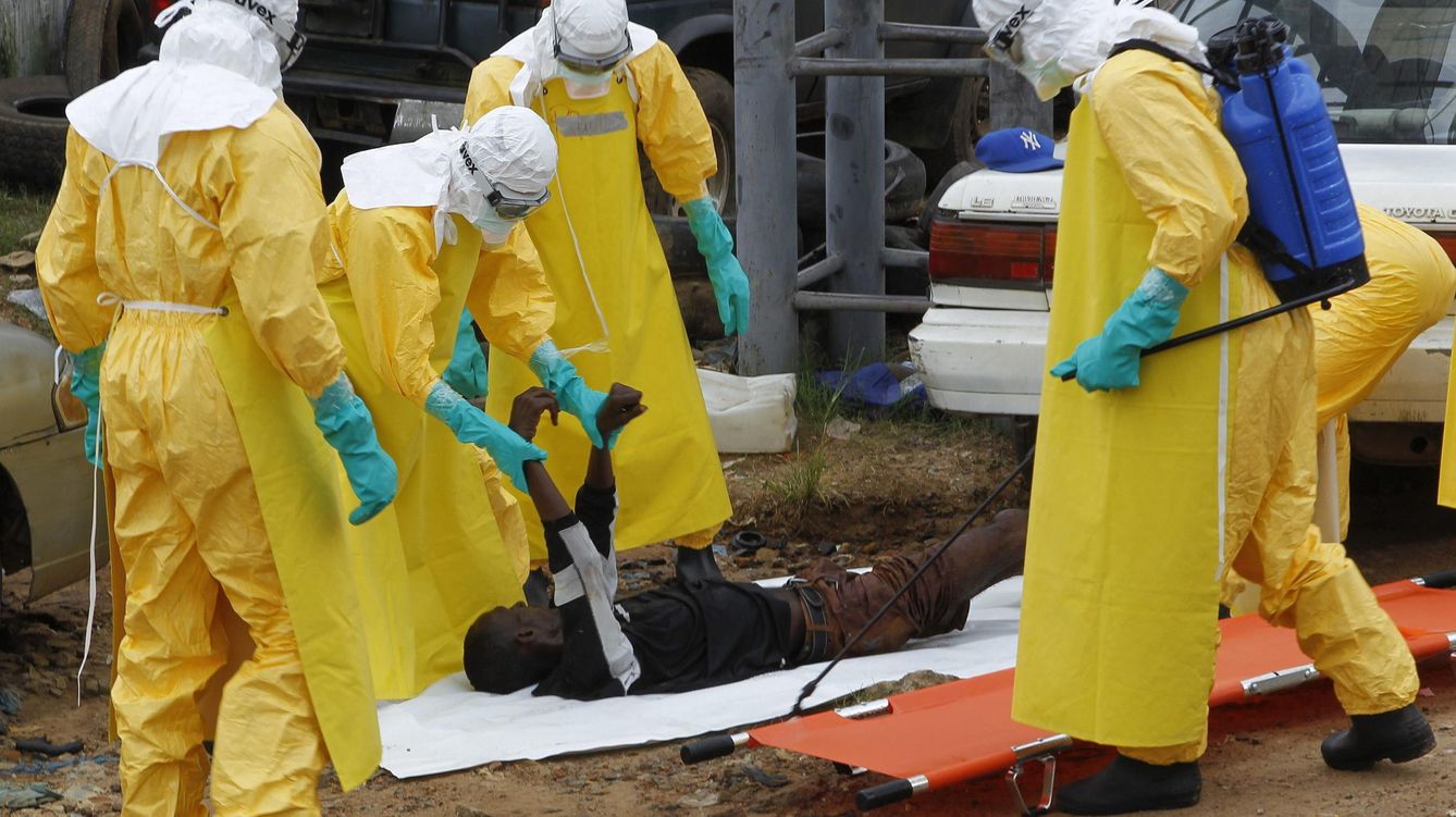 Foto: Varios especialistas de la salud transportan el cuerpo sin vida de una víctima del ébola en Paynesville, a las afueras de Monrovia (Liberia) . (Efe)