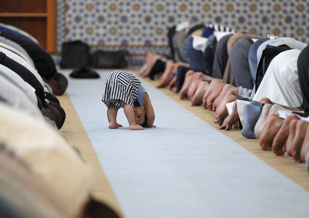 Foto: Un niño juega durante el rezo en la Gran Mezquita de Estrasburgo durante el Ramadán de 2013. (Reuters)