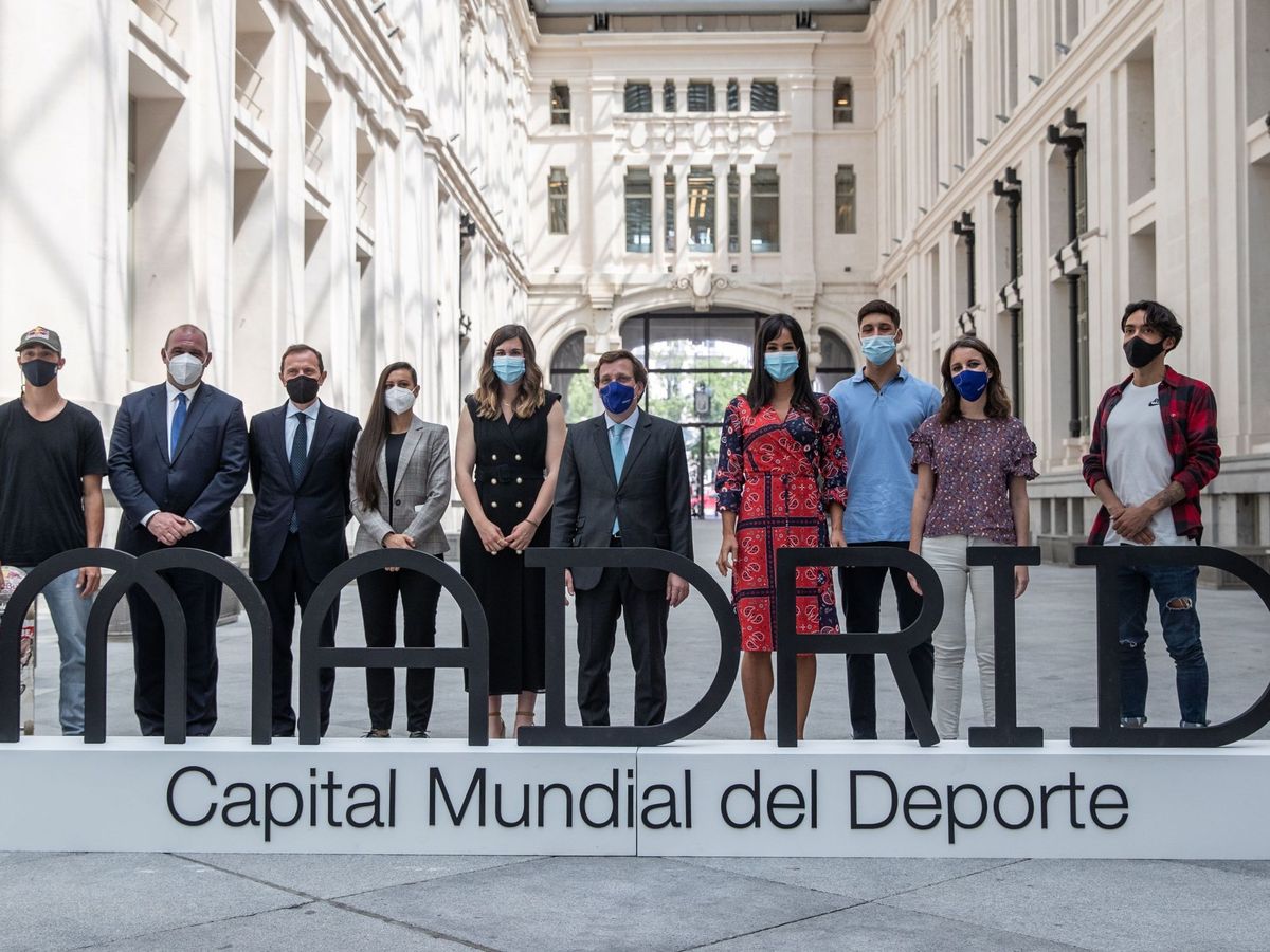 Foto: Almeida y Villacís posan con los embajadores de la iniciativa 'Madrid Capital Mundial del Deporte 2022'. (EFE/Rodrigo Jiménez)