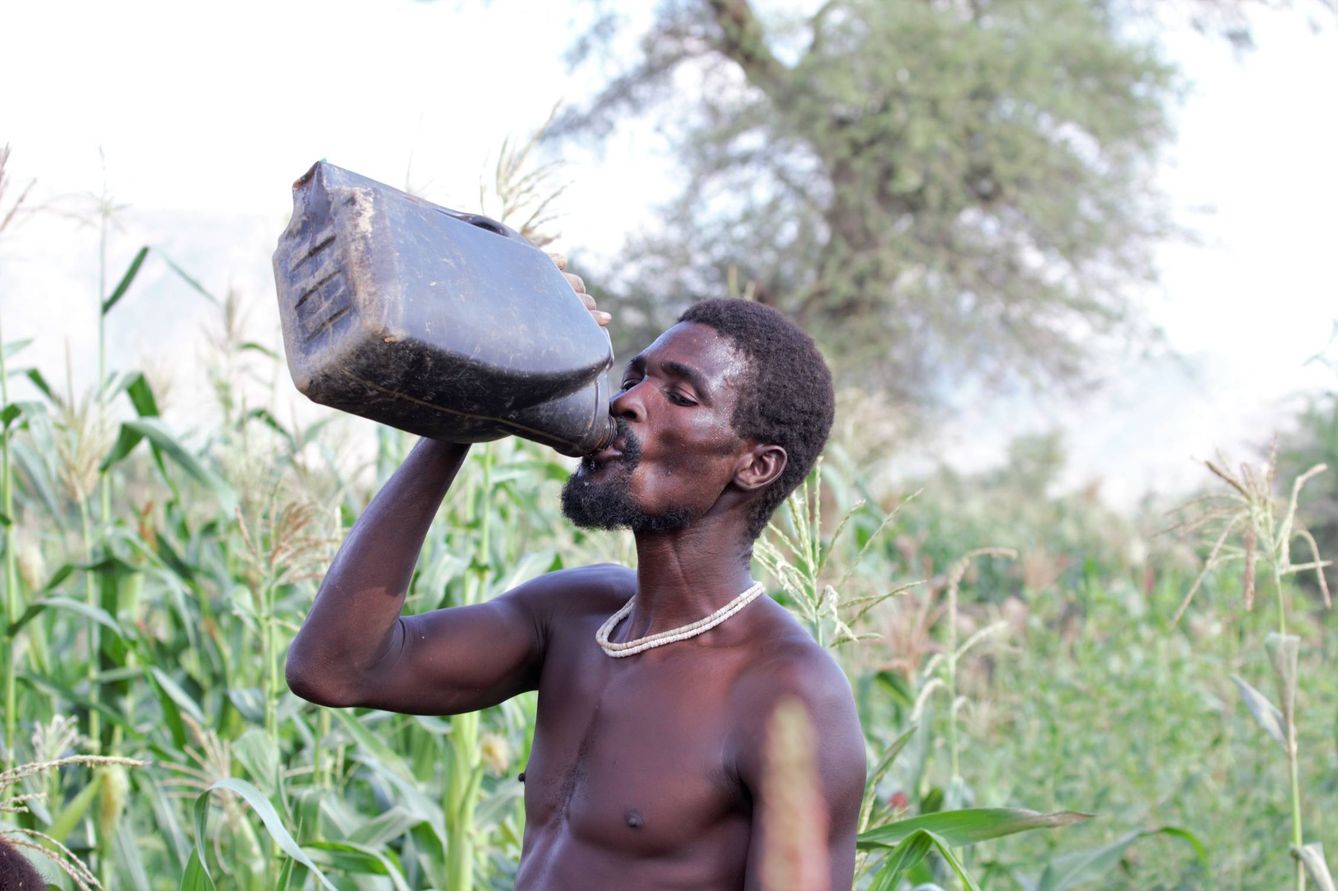 Un himba bebiendo agua, un recurso muy escaso en la región. (J. Brandoli)