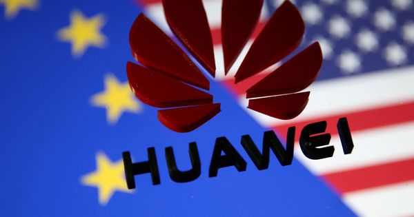 Foto: El logotipo de Huawei, frente a las banderas de la UE y EEUU. (Reuters)