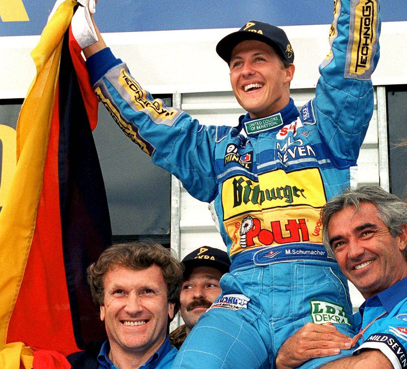 Flavio Briatore (d) aupando a un triunfal Schumacher. (EFE)