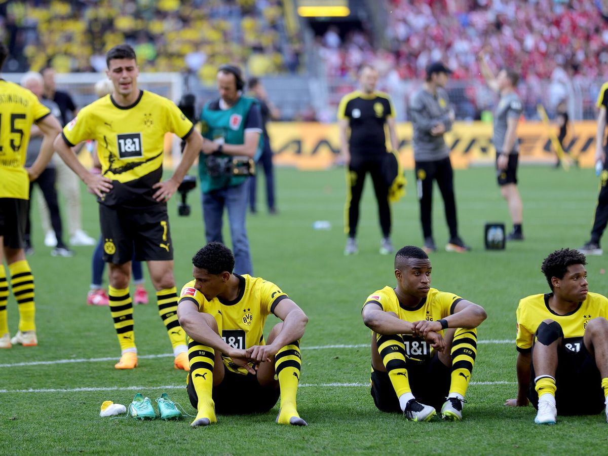 Foto: Jugadores del Borussia Dortmund abatidos tras el empate ante el Mainz 05. (EFE)