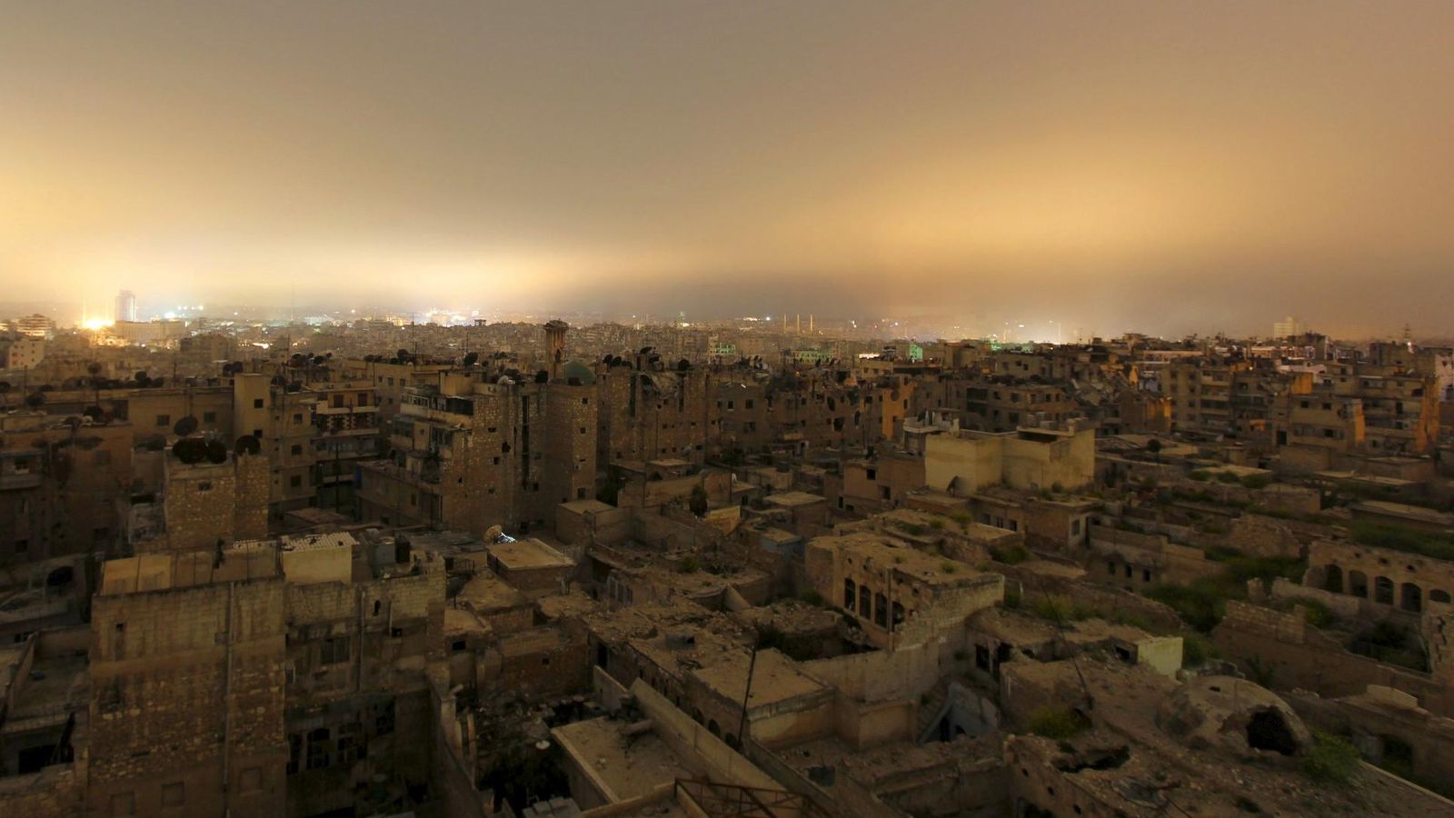Foto: Vista general de edificios destrozados por los bombardeos en Alepo, el 11 de abril de 2015. (Reuters)