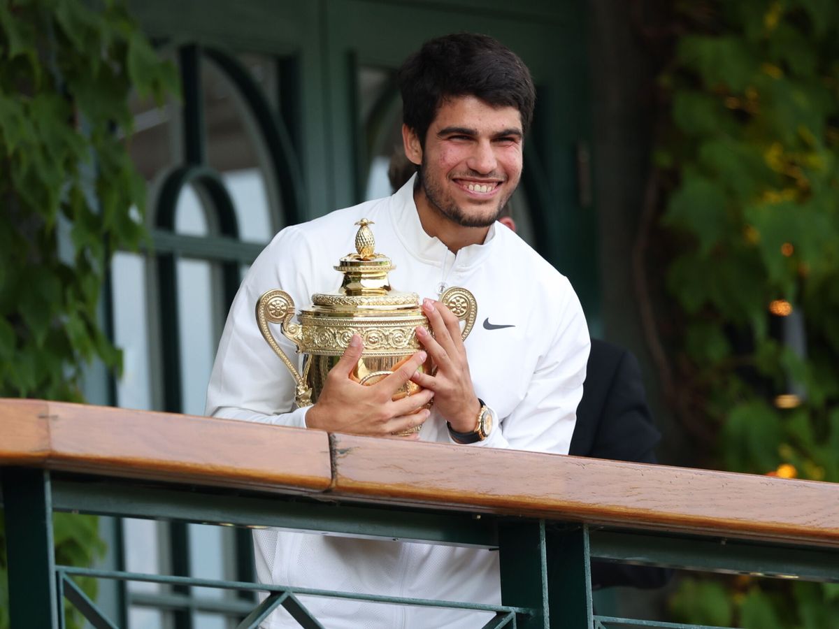 Foto: Carlos Alcaraz posa con el trofeo de Wimbledon 2023. (EFE/Isabel Infantes)