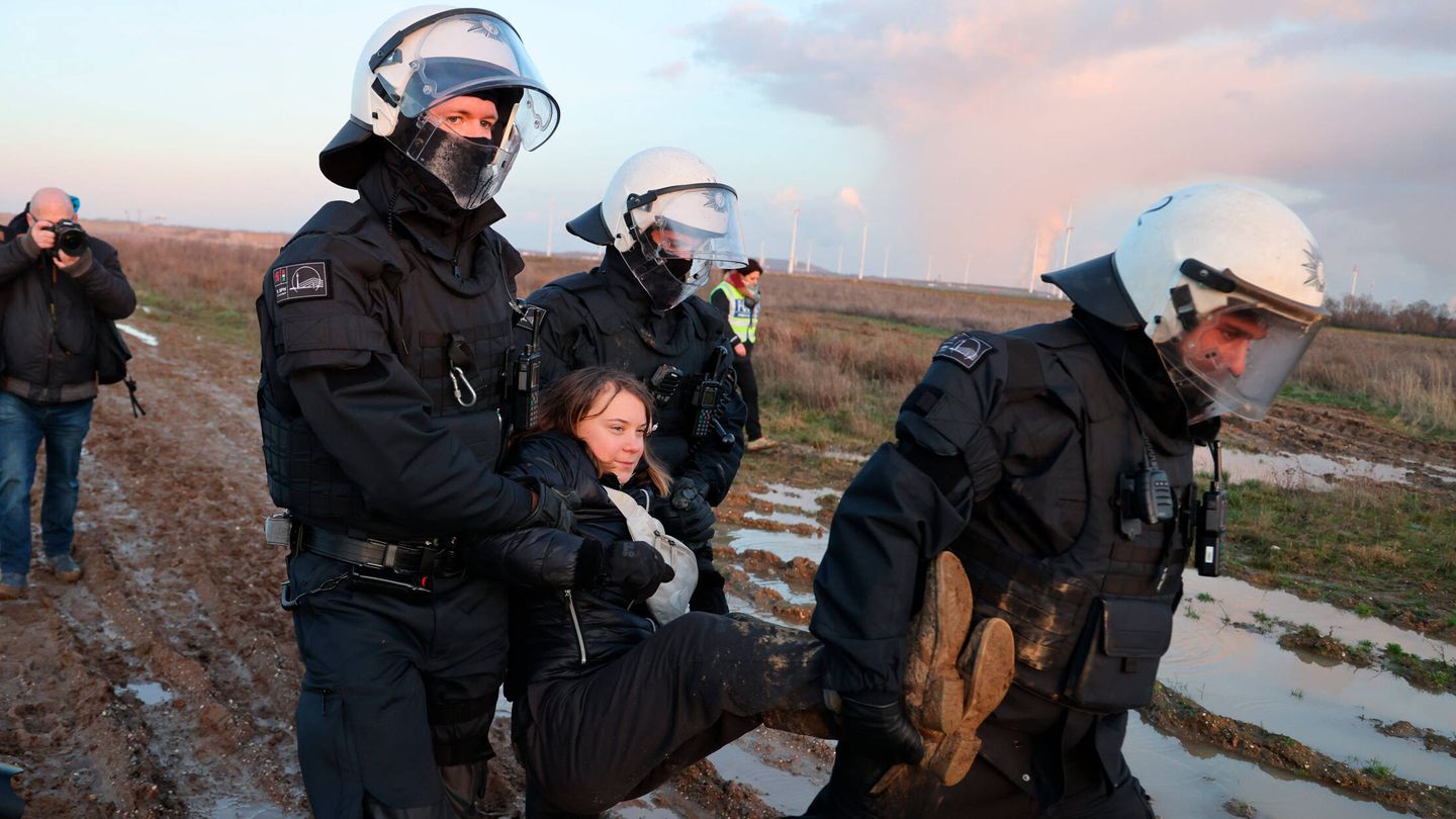 Greta Thunberg es arrestada durante las protestas en Lutzerath. (EFE)