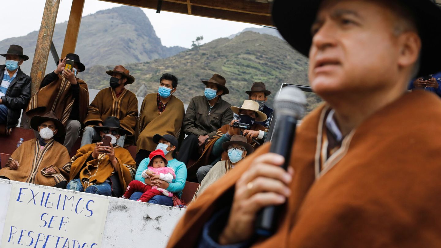 Victor Gobitz, CEO de Antamina, el mayor productor de cobre de Perú, en una reunión con activistas. (Reuters/Alessandro Cinque)