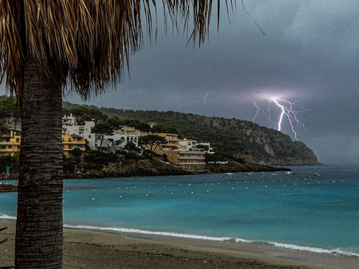 Foto: Un rayo cae sobre una playa de Baleares. (EFE)