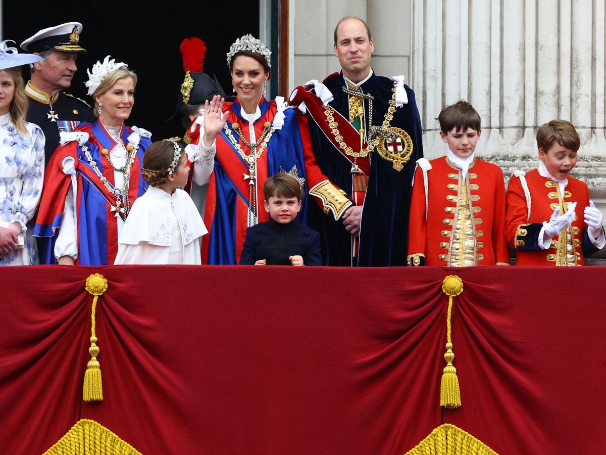 Foto: El príncipe Louis, junto al resto de la familia real británica en el balcón de Buckingham. (Reuters/Hannah McKay)