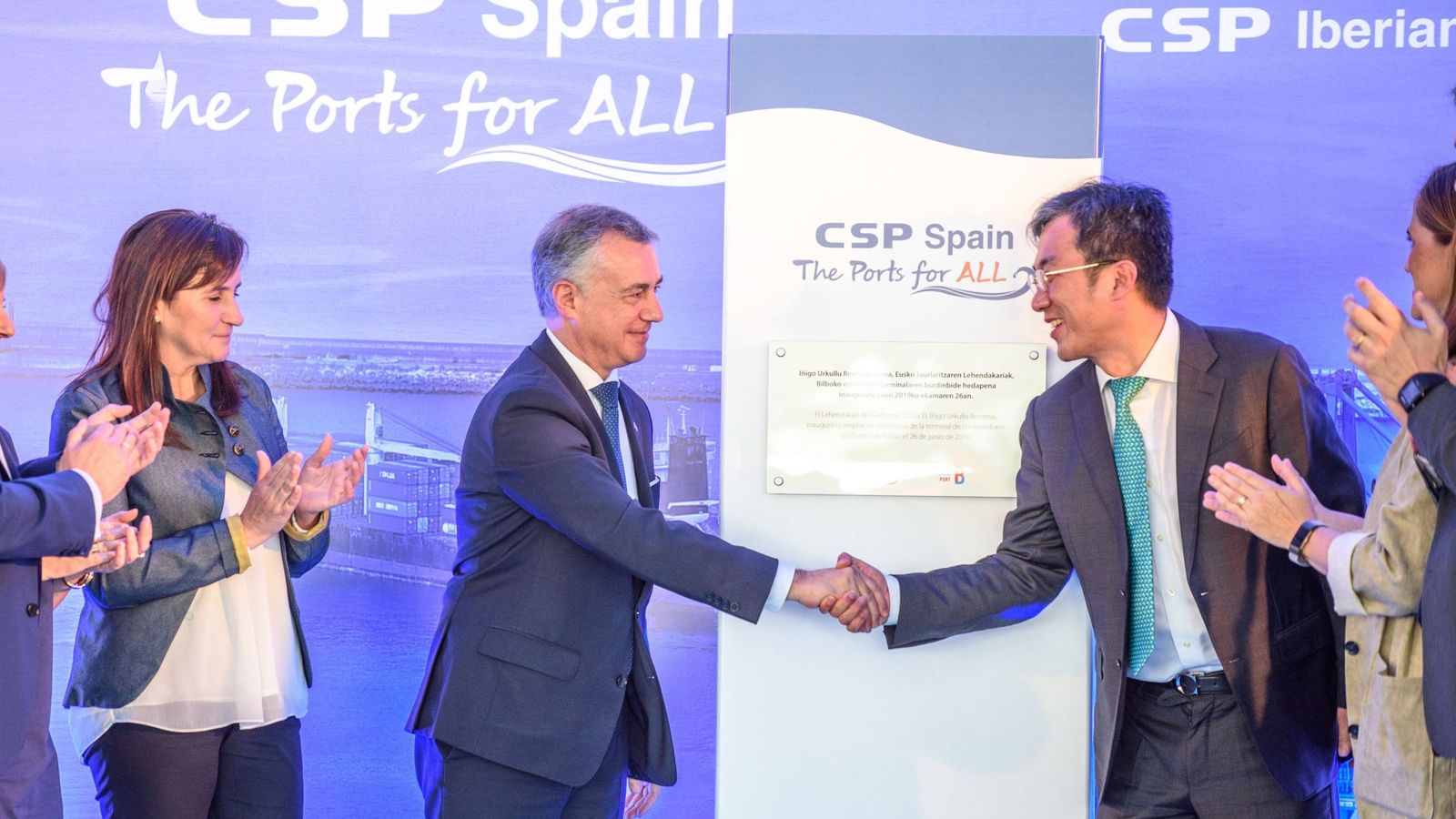 Foto: Urkullu saluda al CEO de Cosco España, Sun Kai, en la inauguración de la nueva terminal de Bilbao. (EFE)