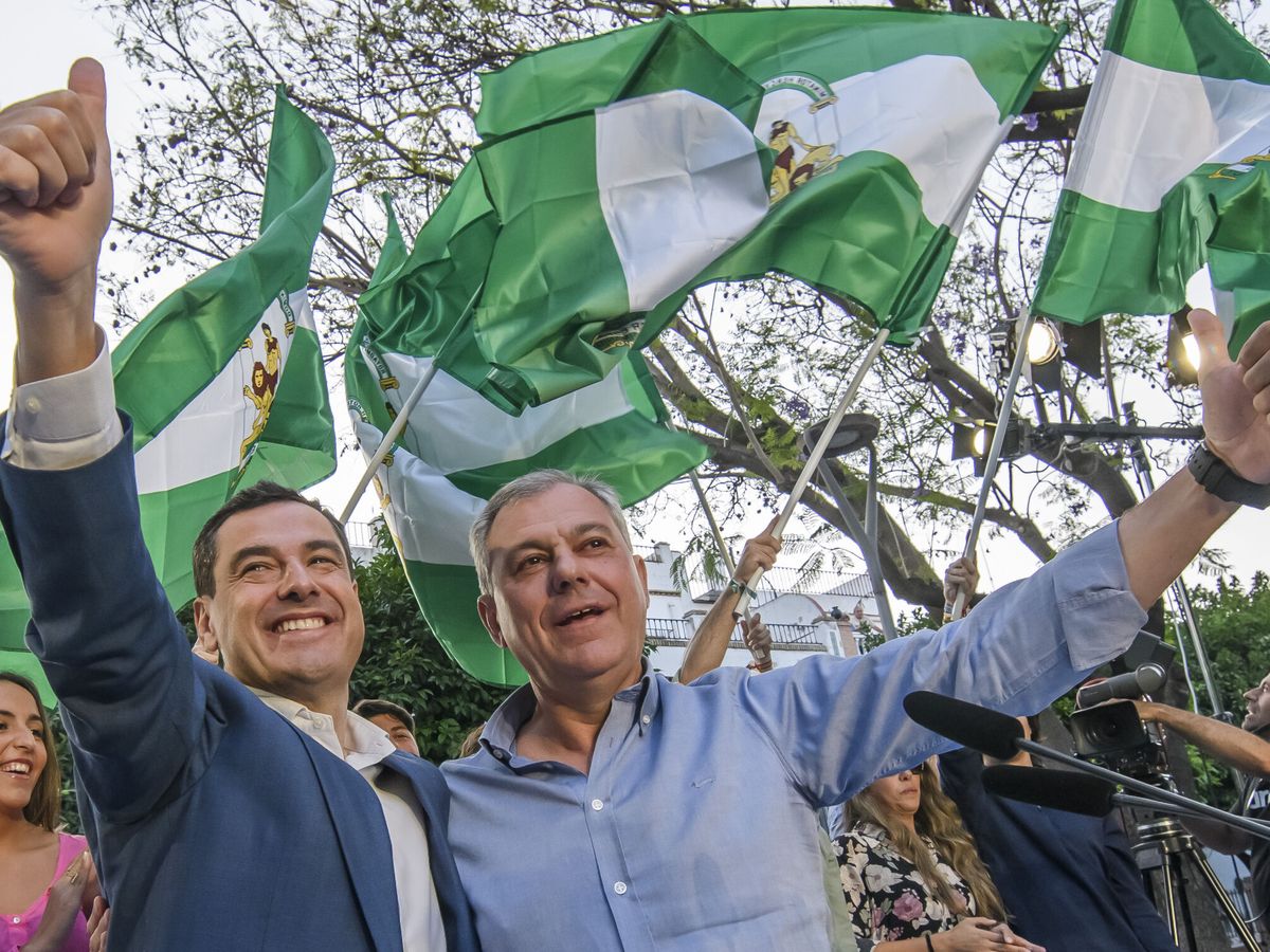 Foto: Juanma Moreno, con José Luis Sanz en el mitin de cierre de campaña en Sevilla. (EFE / Raúl Caro)