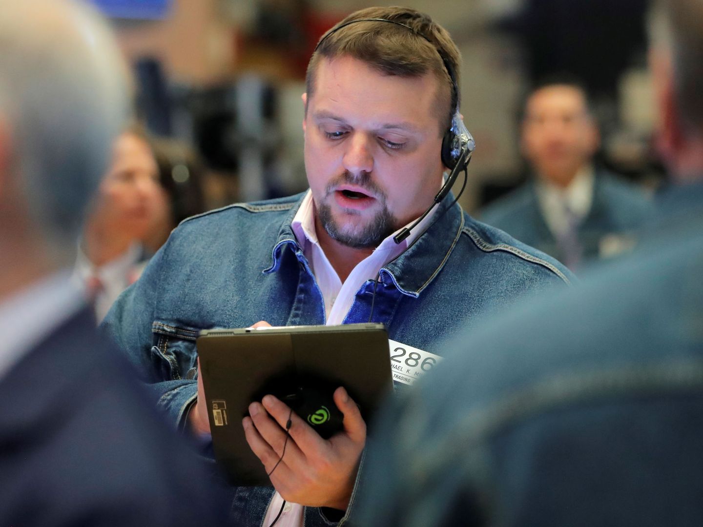 Un 'trader' en la salida a bolsa de Levi Strauss este jueves. (Reuters)
