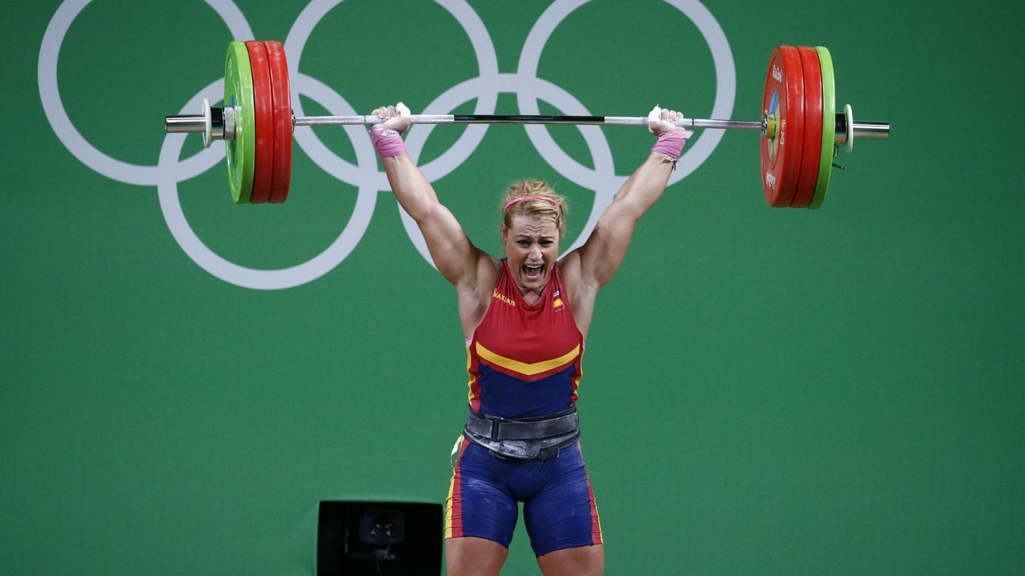 La levantadora de peso después de alzar los 143 kg. que le aseguraban la medalla. (Larry W. Smith/EFE)