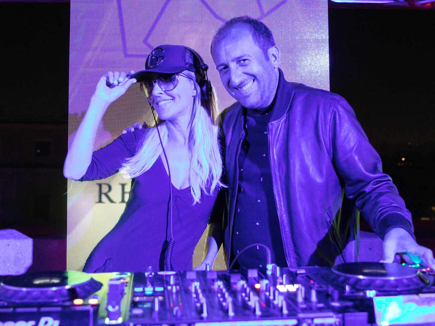 Cayetana Guillén Cuervo, con el DJ Sebastián Gamboa.