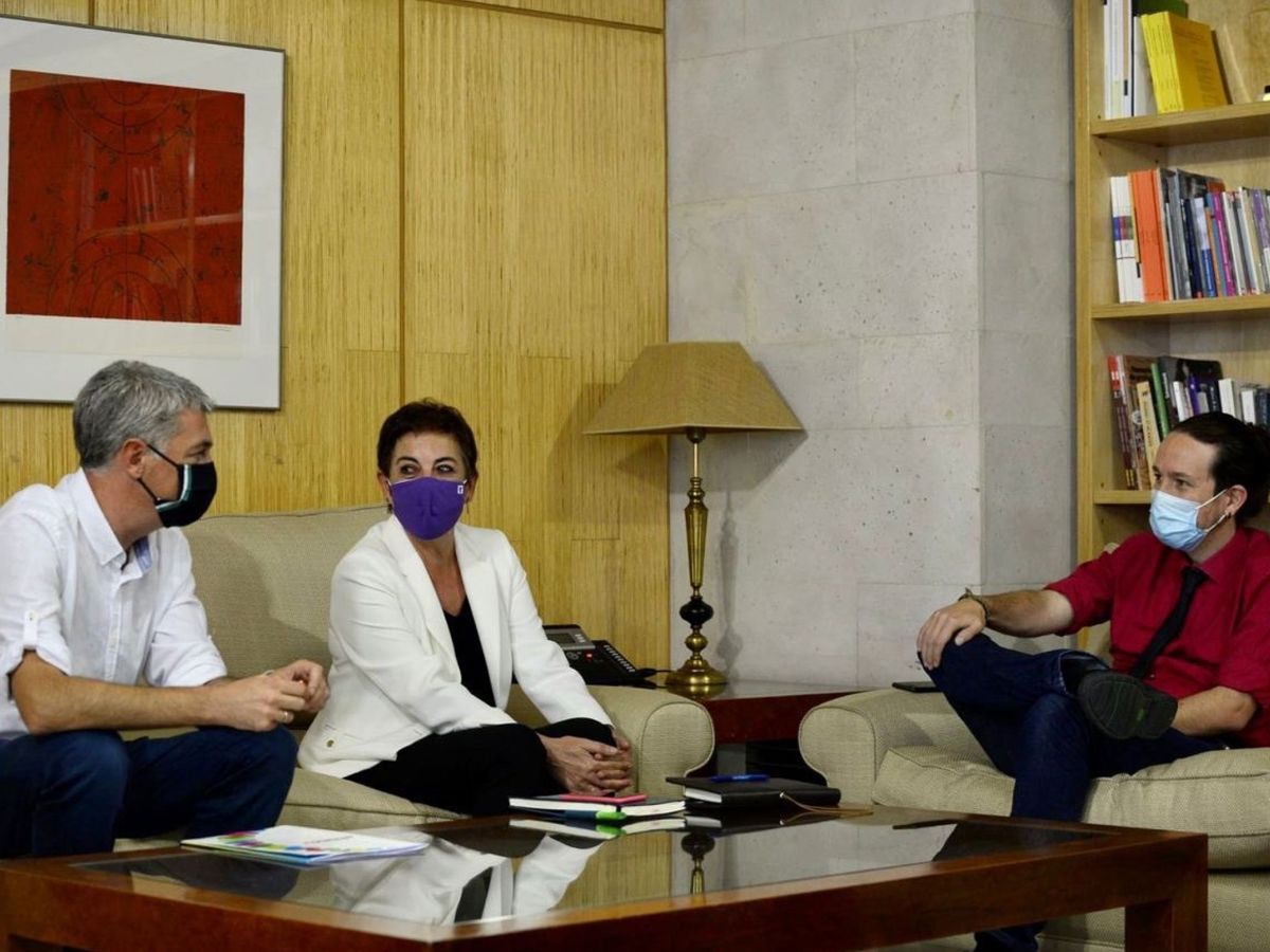 Foto: El vicepresidente segundo del Gobierno, Pablo Iglesias (d), en una reunión el pasado septiembre con los diputados de EH Bildu Mertxe Aizpurua (c) y Oskar Matute. (EFE)