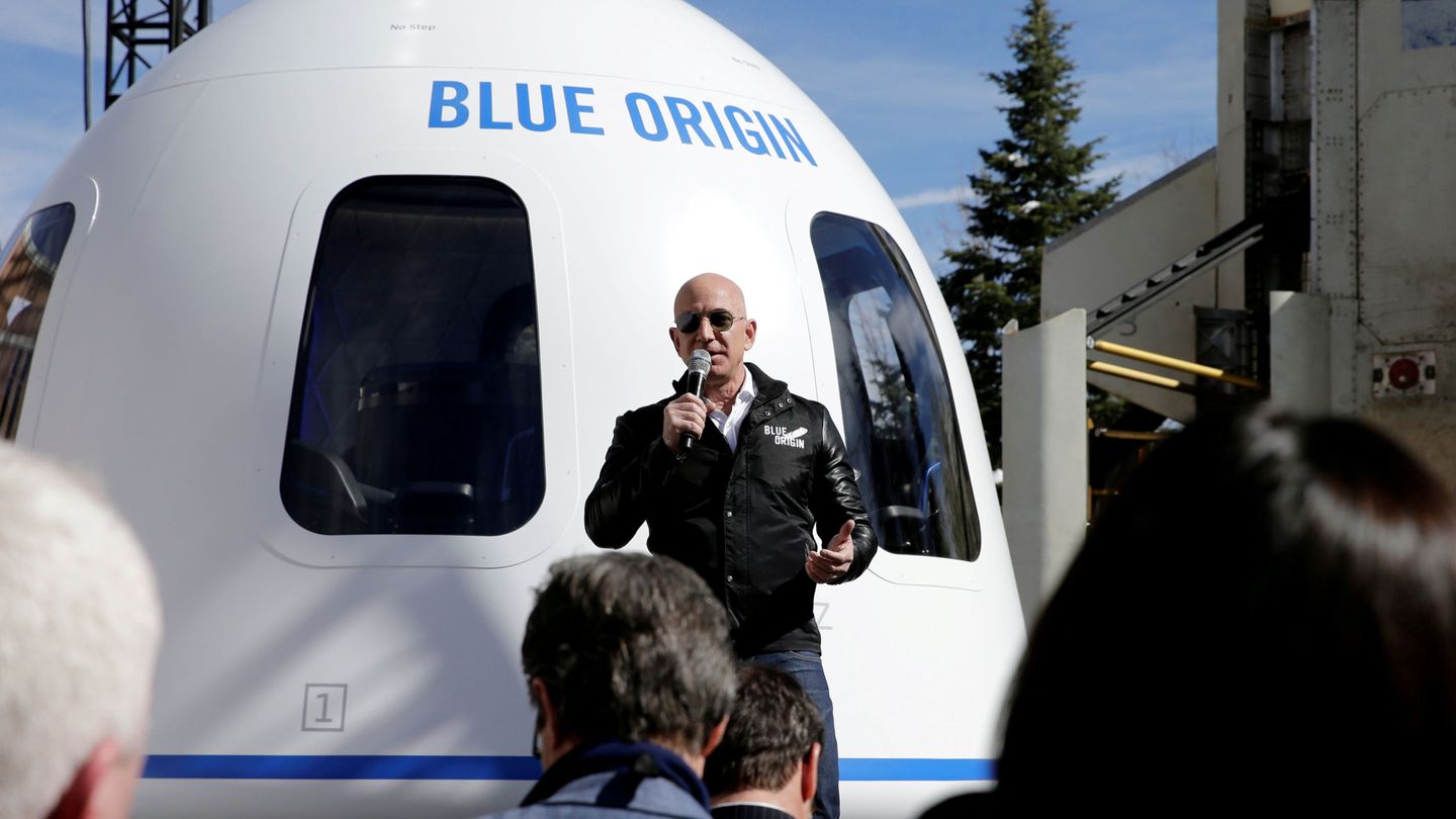 Jeff Bezos, en una presentación de Blue Origin. (Reuters)