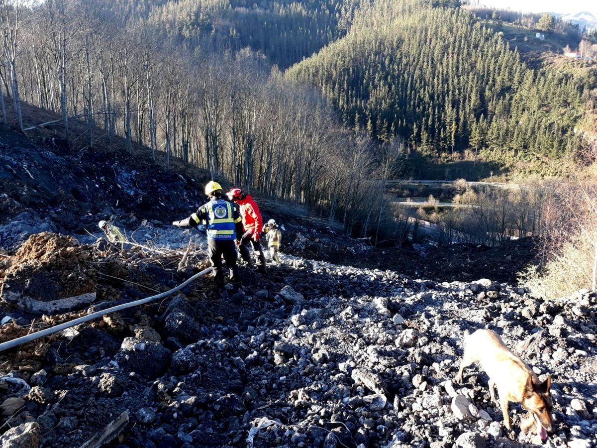 Foto: Bomberos buscan a dos personas tras el desprendimiento de una ladera. (Twitter: SOS Deiak)