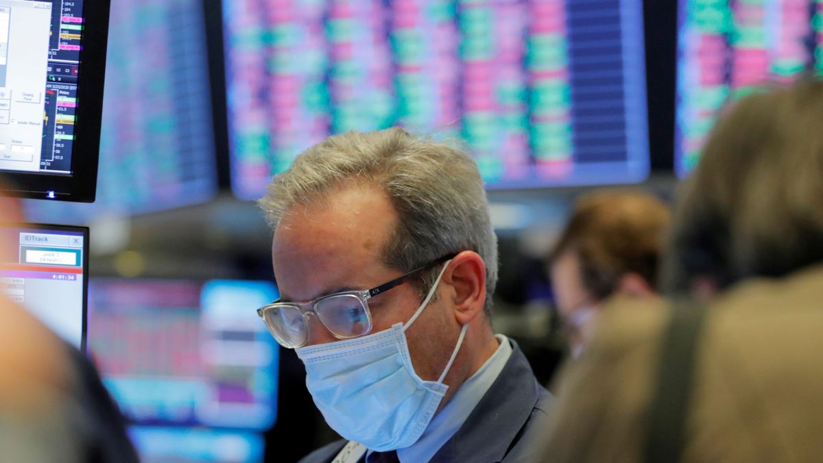 Wall Street cierra al alza pese a la debilidad del petróleo, que cae a niveles de 2002