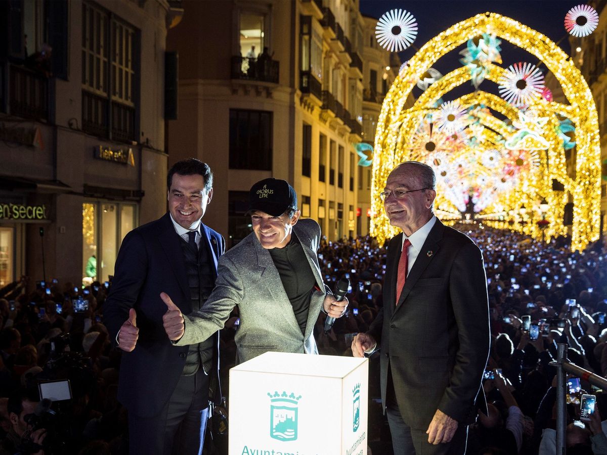 Foto: El presidente de la Junta de Andalucía, Juanma Moreno, junto al actor Antonio Banderas y el alcalde de Málaga, Francisco de la Torre, frente el alumbrado navideño. (EFE)