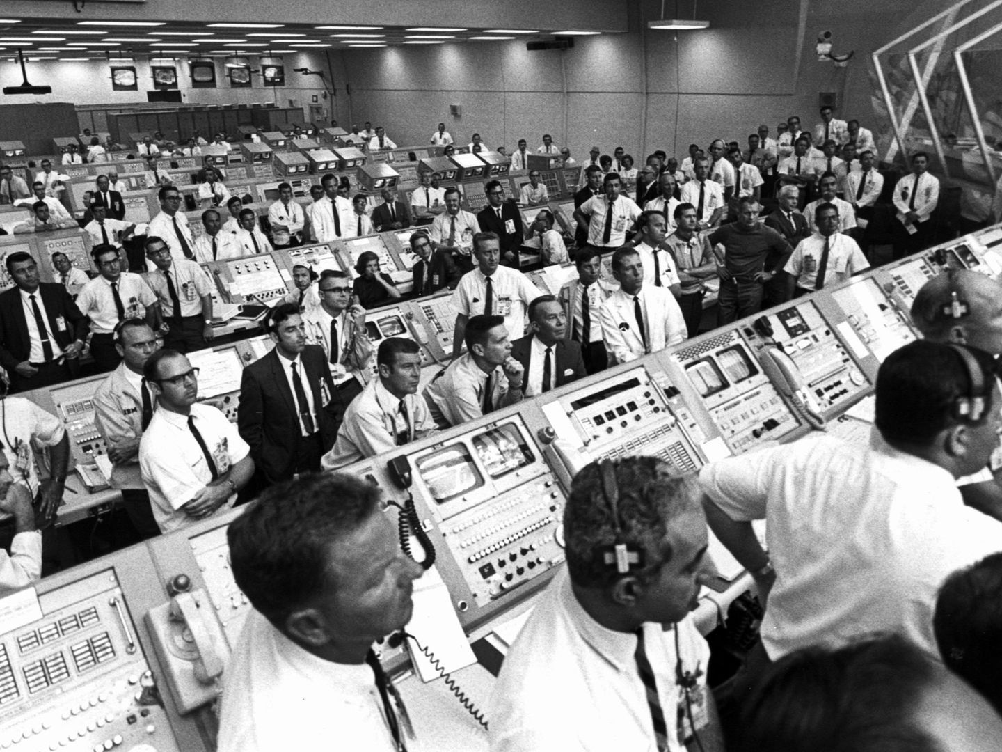 El centro de Control en Houston durante el lanzamiento del cohete Saturn V en la misión del Apolo 11. (Reuters/NASA)