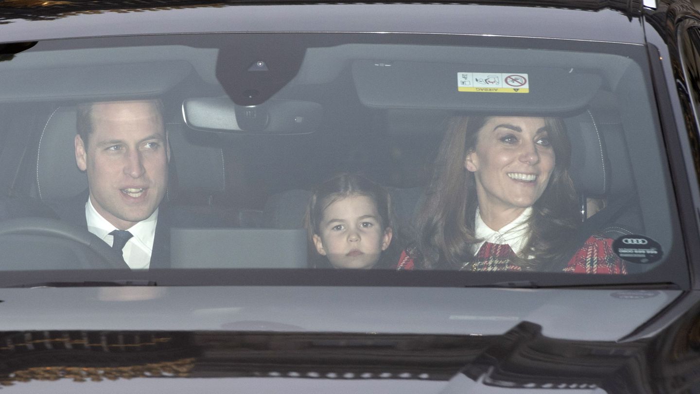 Los duques de Cambridge, protagonistas en el almuerzo navideño con la reina Isabel en Buckingham. (Reuters)