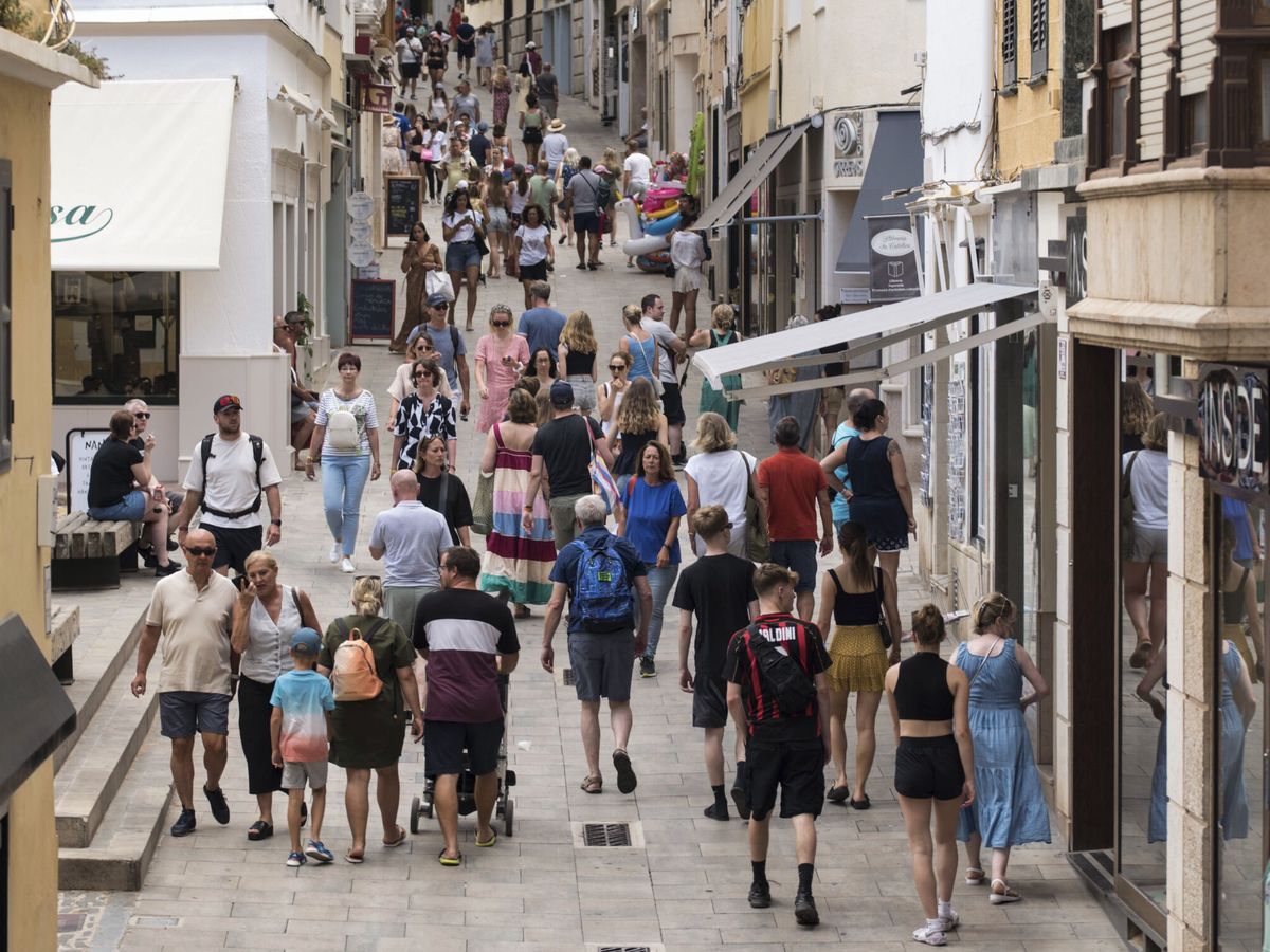 Foto: España bate un récord de población gracias al aumento de personas nacidas en el extranjero. (EFE/David Arquimbau)