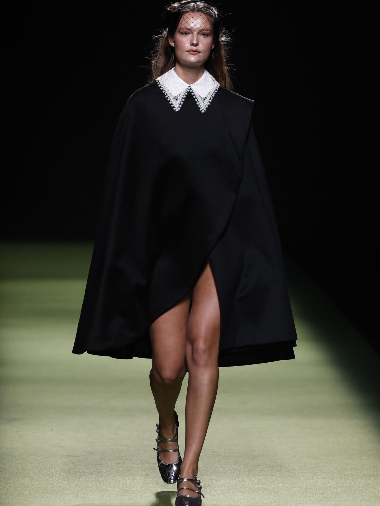 Una modelo luce las creaciones de Teresa Helbig en la Mercedes-Benz Fashion Week Madrid con zapatos de Flordeasoka. (EFE/Chema Moya)