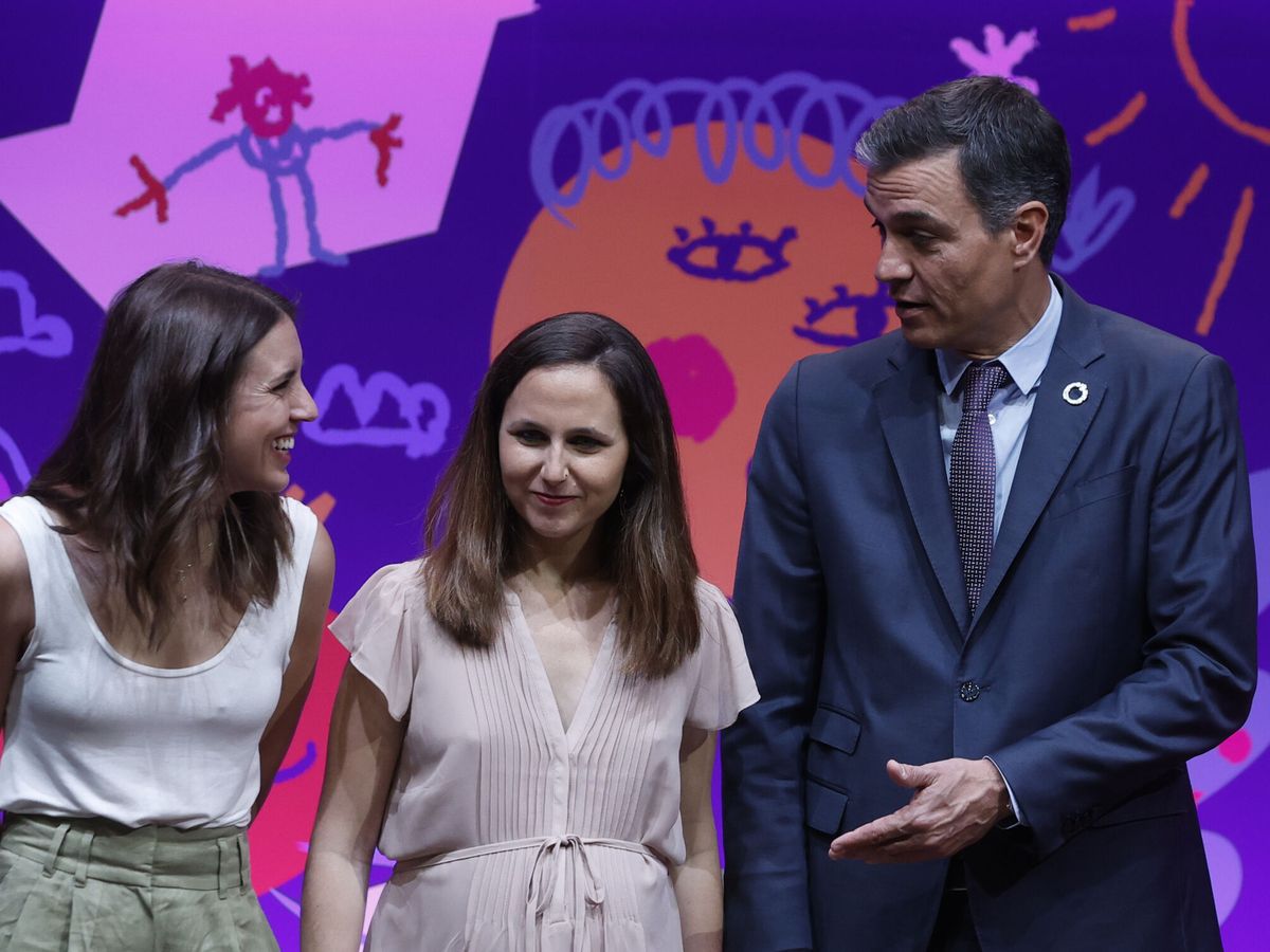 Foto: El presidente del Gobierno, Pedro Sánchez, junto a las ministras de Podemos Irene Montero y Ione Belarra. (EFE)