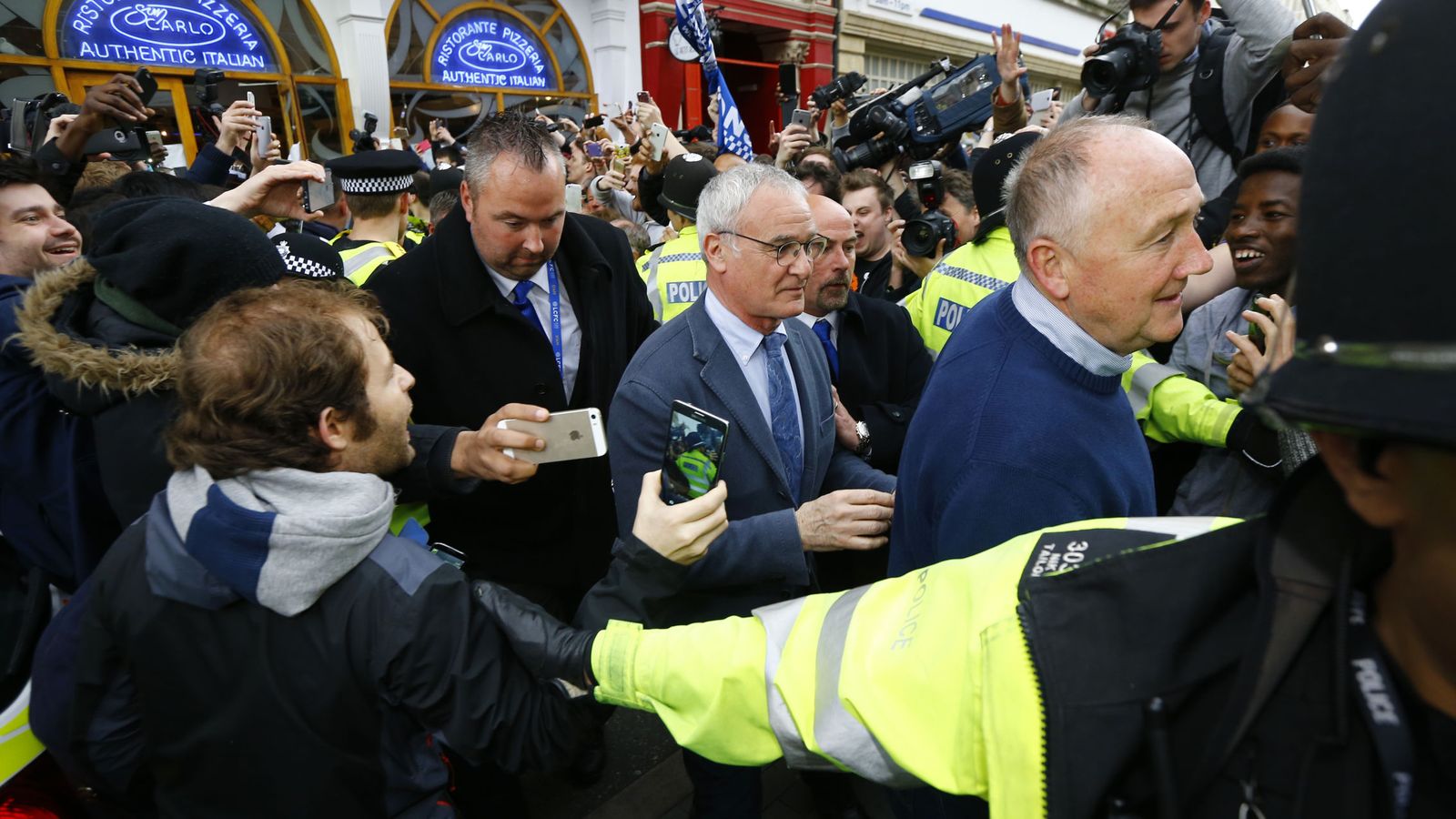 Foto: Ranieri es escoltado en Leicester (EFE)