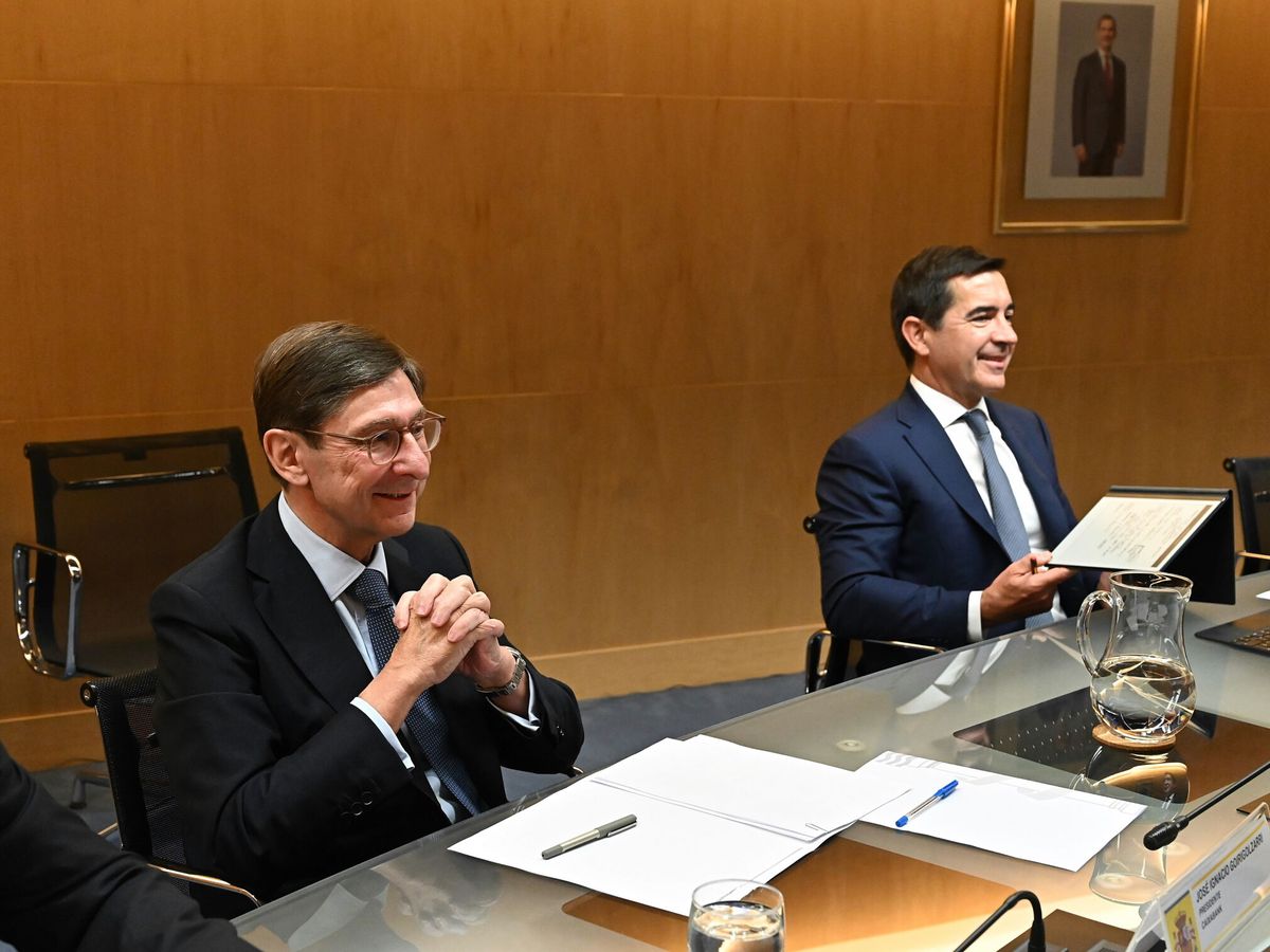 Foto: José Ignacio Goirigolzarri (i), presidente de CaixaBank, y Carlos Torres (d), de BBVA. (EFE/Fernando Villar)