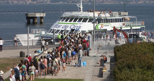 Foto: Usuarios esperando en la estación marítima de Vigo para embarcar hacia las Cíes, el pasado verano. (EFE)