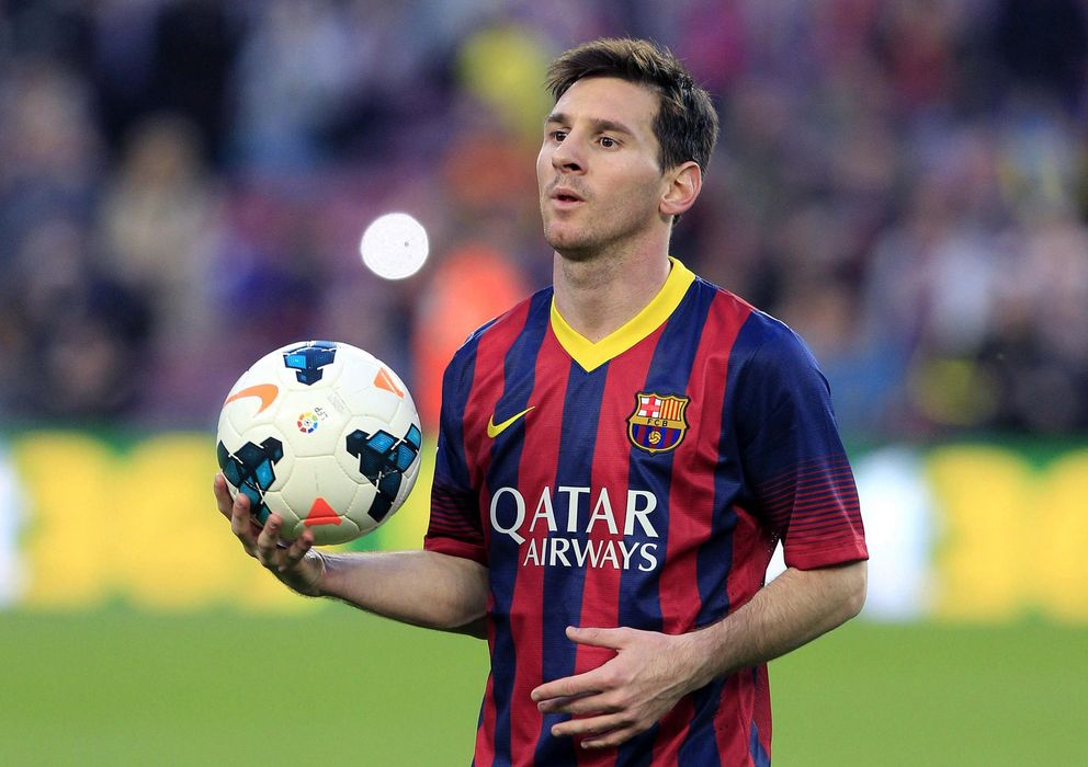 Foto: Messi se lleva de recuerdo el balón del Barcelona-Osasuna (EFE)