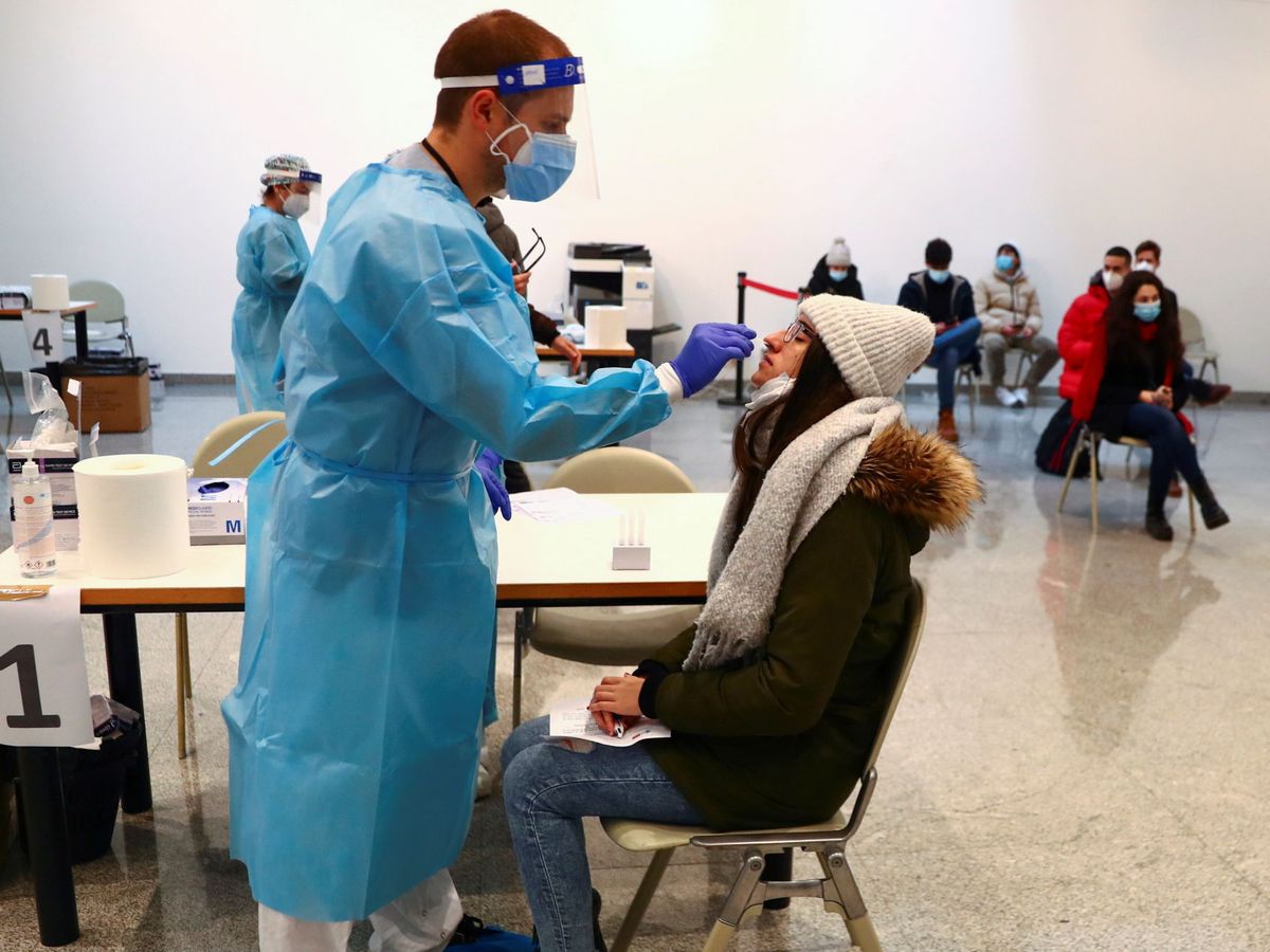 Foto: Un enfermero realiza una prueba de coronavirus. (Reuters) 