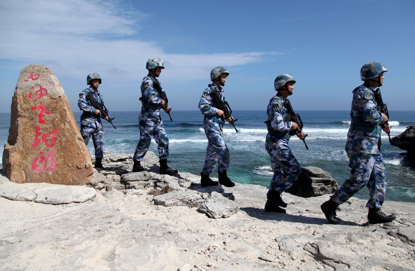 Soldados chinos patrullan por la Isla Woody, en el archipiélago Paracelso, el 29 de enero de 2016 (Reuters).