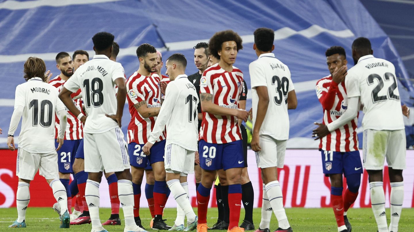 Los jugadores del Real Madrid y del Atlético de Madrid se saludan tras el partido. (EFE/Rodrigo Jiménez).