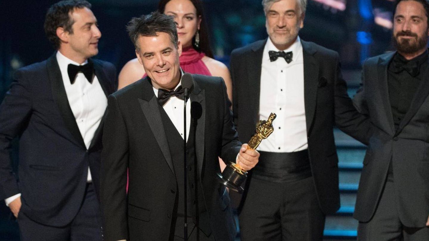 Pablo Larrain con su Oscar por 'Una mujer fantástica'. (Agencias)