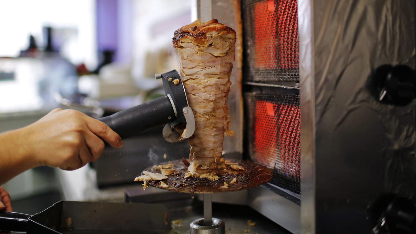 Un empleado prepara un kebab (Reuters)